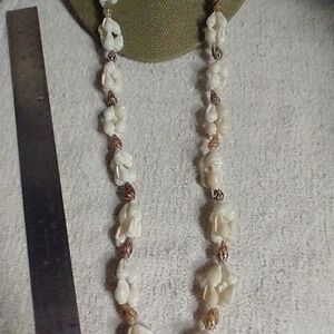 White brown long shell necklace beach Hawaii vacation ⛱️🏖️ 🐚🐚
